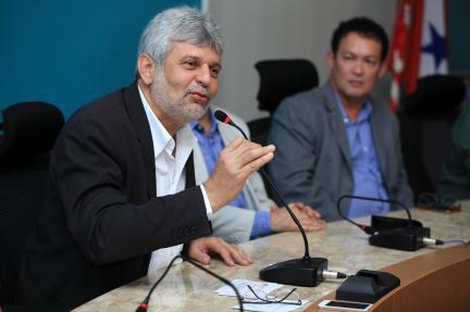 O chefe da Casa Civil, José Megale, ressalta que a entrega de ambulâncias é resultado direto de um franco esforço do Governo do Estado em disponibilizar recursos para a execução das emendas parlamentares voltadas para o atendimento de várias comunidades